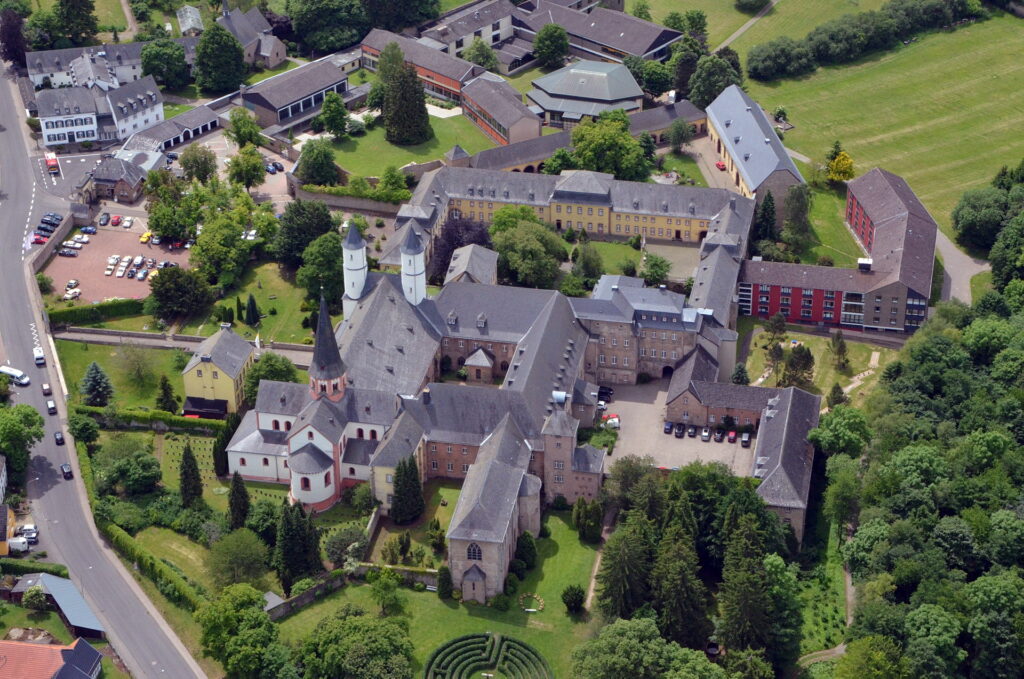 Die Veranstaltung „Transient“ am 22. und 23. Mai – so wird das Improvisationsfestival im Kloster Steinfeld genannt – hat sich in den vergangenen Jahren zu einem Treffpunkt für Künstler und Zuhörer entwickelt. Internationale Musiker kommen zusammen und schaffen gemeinsam neue Klänge. Luftbild: Felix Lang/pp/Agentur ProfiPress