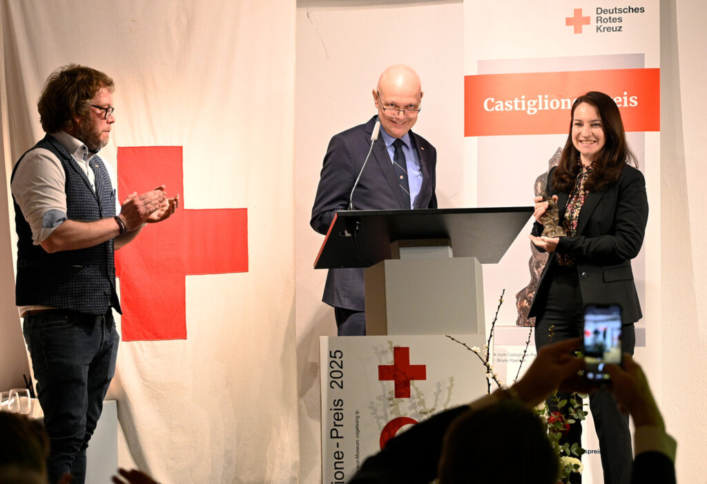 Freudestrahlend nahm Aregger ihre Auszeichnung von Dr. Volkmar Schön entgegen. Foto: Henri Grüger/pp/Agentur ProfiPress