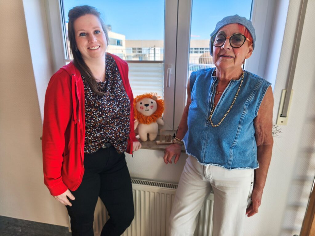 „Familien-Literacy“ nennt sich das spannende neue Angebot für Familien in Zülpich, das die DRK-Mitarbeitende Maren Dederichs und Theaterpädagogin Gerlinde Suetake gemeinsam vorstellten. Foto: Kerstin Rottland/pp/Agentur ProfiPress