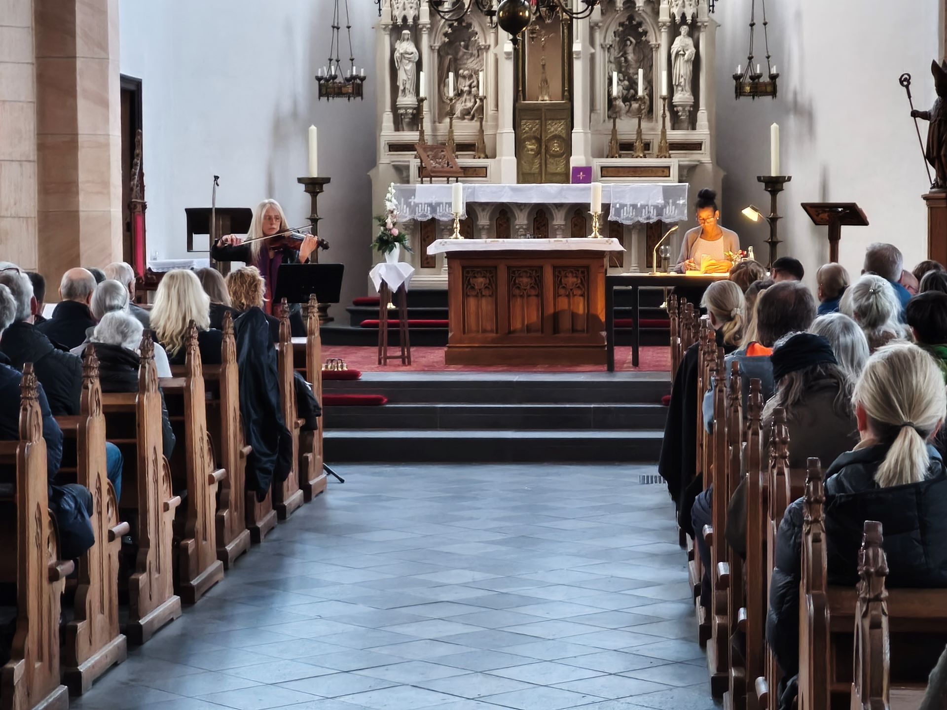 Starkes Duo mit sensiblen Fingern: Erik Arndt am Piano und Nicole Besse an der Violine sorgten mit ihrem Spiel für Gänsehaut-Momente vor und nach der Lesung. Foto: Kerstin Rottland/pp/Agentur ProfiPress