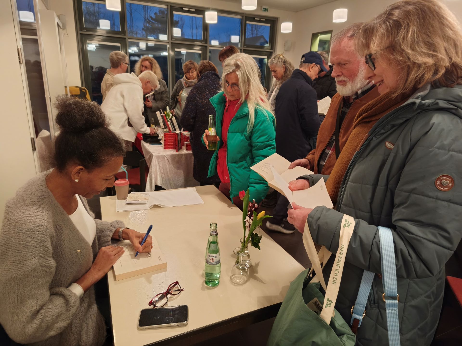 Eine lange Schlange hatte sich nach der Lesung vor dem Signiertisch der Autorin im vom Büchereiteam gemütlich eingedeckten Pfarrheim gebildet. Foto: Kerstin Rottland/pp/Agentur ProfiPress