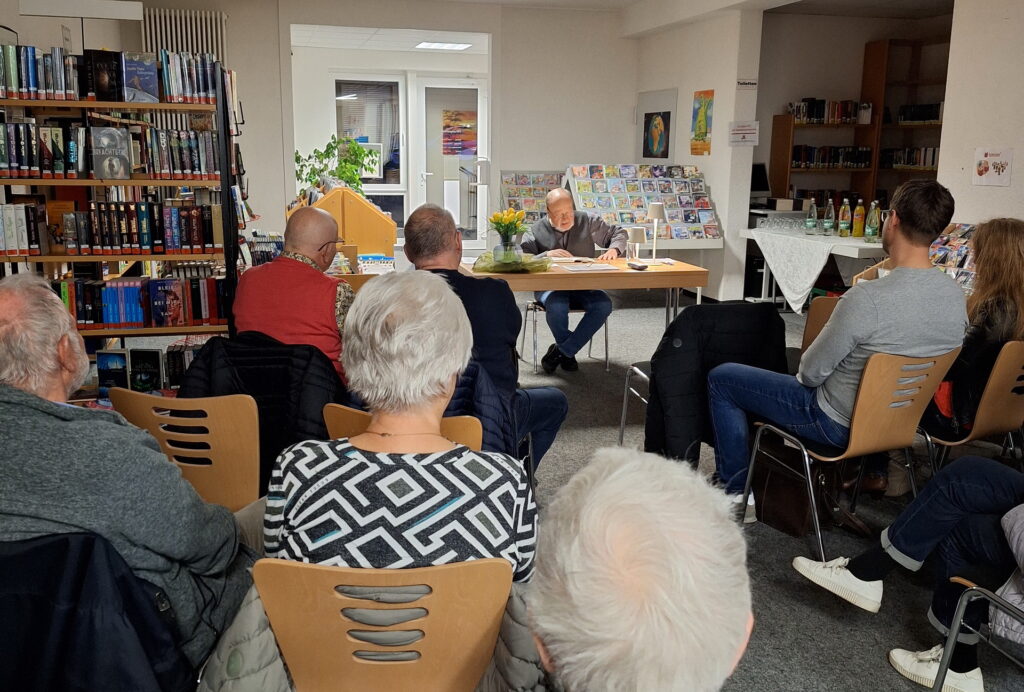Manni Langs „Lesungen“, das zeigte sich auch in Mechernich, sind keine drögen Rezitationsstunden, sondern münden oft in höchst unterhaltsamem Ein-Mann-Theater. Foto: Kerstin Lehner/pp/Agentur ProfiPress