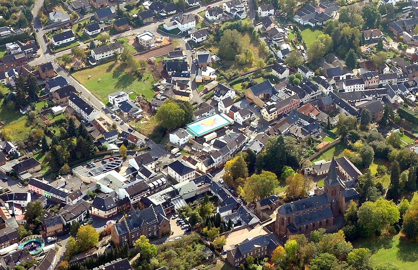 Die Vollsperrung der Kölner Straße in Kommern zwischen den Einmündungen In der Donau und Gielsgasse wird bis 2. April verlängert. Luftbild: Archiv/pp/Agentur ProfiPress