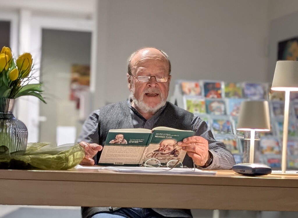 In der Stadtbücherei in der Mechernicher Bahnstraße gab es jetzt einen unterhaltsamen Abend mit Lokalmatador Manni Lang und seinem KBV-Buch „Manni kallt Platt“. Foto: Kerstin Lehner/pp/Agentur ProfiPress