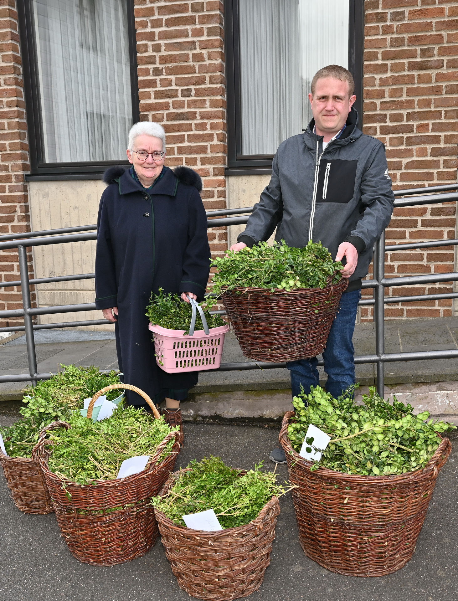 Auch eine Reihe erwachsene Gläubige hatten Palmsträuße mitgebracht, für andere, auch für die Außengemeinden des Pastoralen Raumes Mechernich hatten die Sakristane Martina Wetzel und Marco Sistig körbeweise Palmzweige vorbereitet. Foto: Manfred Lang/pp/Agentur ProfiPress