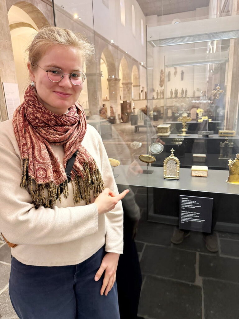 Das Mechernicher Osculatorium wird in der Forschung inzwischen als bemerkenswertes Zeugnis eingeordnet. Die Mediävistin Anna Roth vom Museum Schnütgen bestätige sowohl seine historische Einordnung als auch seine Seltenheit. Foto: Peter Schweikert-Wehner/pp/Agentur ProfiPress