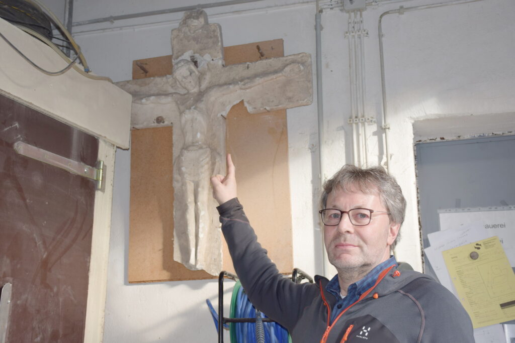 Das Fragment einer Jesus-Figur, die Adolf Meyer selbst für den Grabstein seines Vaters anfertigte, hing 2019 noch in den Steinmetzwerkstätten Simons in Mechernich, wie Michael Simons der Fotografin zeigte. Foto: Kirsten Röder/pp/Agentur ProfiPress