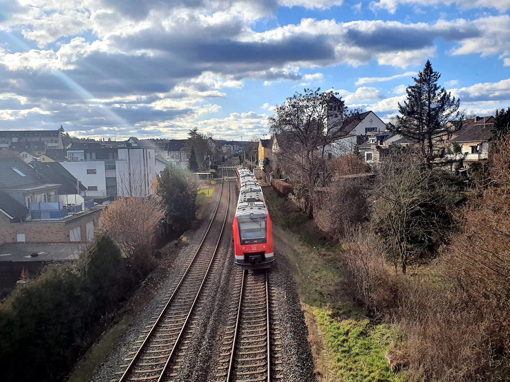 Um das Gleisbett zu reparieren, muss die Bahn in der Nacht des 24./25. März auf Höhe der Grundschule Mechernich tätig werden. Foto: Manfred Lang/pp/Agentur ProfiPress
