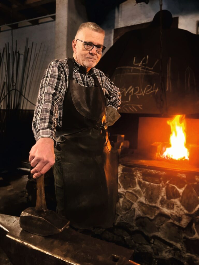 Um einen Schmied geht es im neuesten Eifel-Krimi von Autor Ralf Lano (Bild), der in dem fiktiven Eifelörtchen „Disselbach“ spielt. Foto: KBV/pp/Agentur ProfiPress