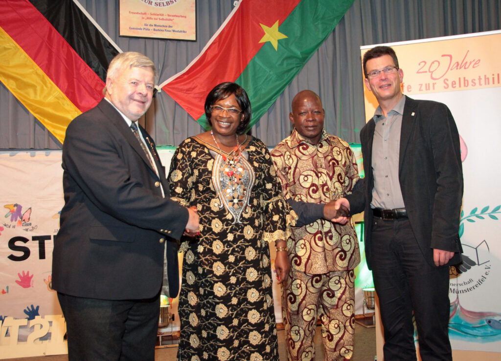 Das 20-jährige Bestehen des Vereins wurde 2013 natürlich gefeiert. Werner Ohlerth (l.) und Bad Münstereifels damaliger Bürgermeister Alexander Büttner mit Marie Odile Bonkoungou/Balima, Botschafterin von Burkina Faso, und Abbé Pierre. Foto: Partnerschaftsverein/pp/Agentur ProfiPress