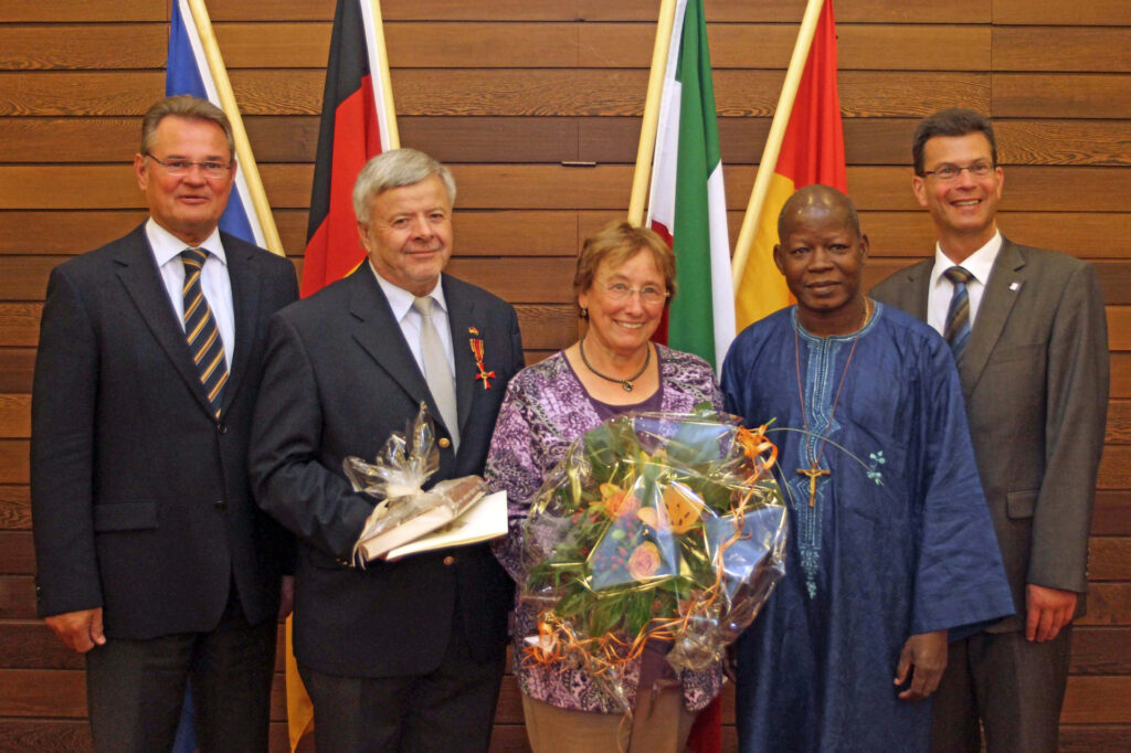 Für sein Engagement für Piela wurde Werner Ohlerth (2.v.l.) mit dem Bundesverdienstkreuz ausgezeichnet. Hier mit dem damaligen Landrat Günter Rosenke (v.l.), seiner Frau Kethe, Abbé Pierre und dem damaligen Bad Münstereifeler Bürgermeister Alexander Büttner. Am 18. Februar ist Werner Ohlerth, der Vater des Partnerschaftsvereins, im Alter von 80 Jahren gestorben. Foto: Partnerschaftsverein/pp/Agentur ProfiPress