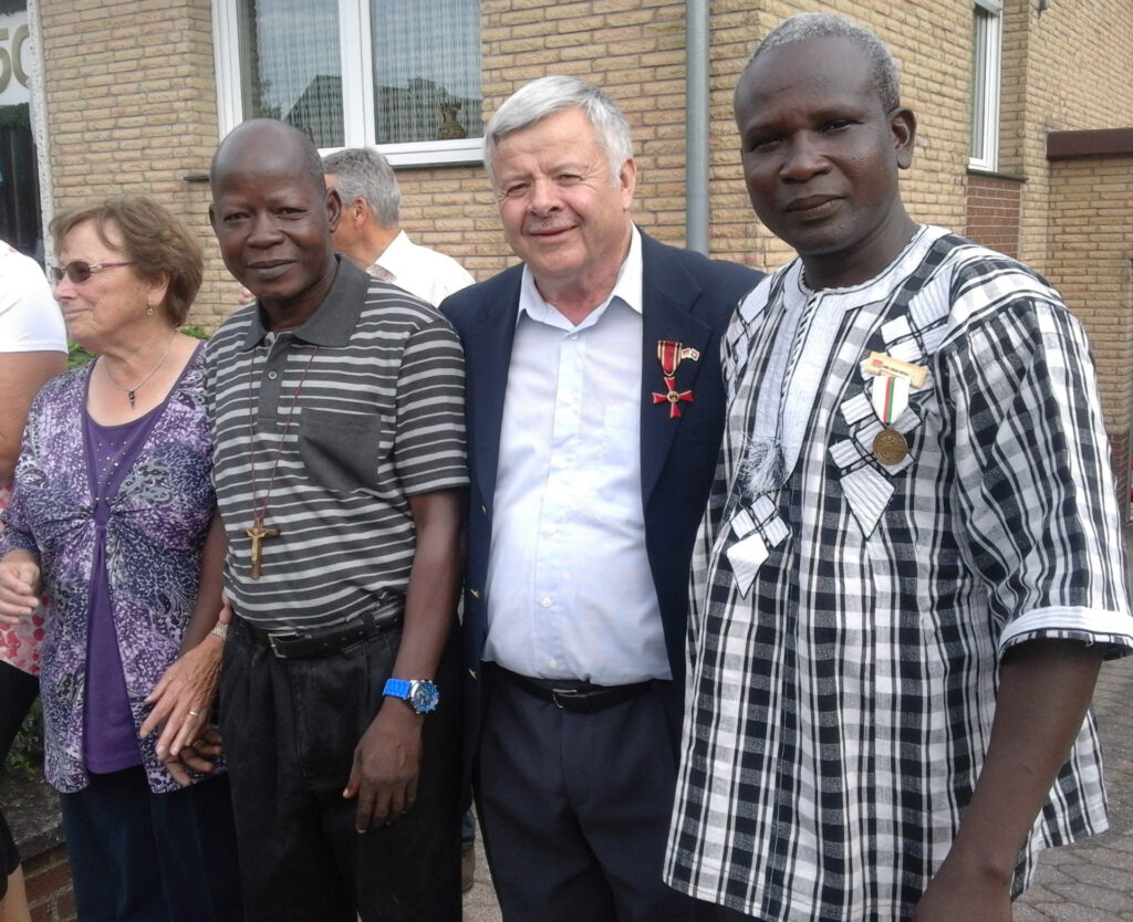 „Für die Menschen in Piéla war er nicht nur ein Unterstützer, sondern ein Freund“, schreibt Ulrich Burggraf, der Vorsitzende des Partnerschaftsvereins in seiner Würdigung. Hier feierte Werner Ohlerth mit seiner Frau Kethe Goldhochzeit, zu Besuch Abbé Pierre und César Beogo. Foto: Partnerschaftsverein/pp/Agentur ProfiPress