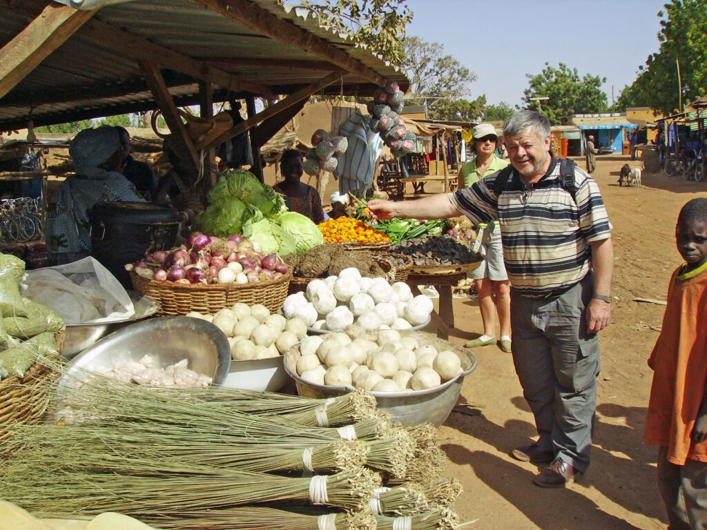 Zu Besuch in Piéla: Werner Ohlerth besuchte Burkina Faso mehrfach. Durch sein Engagement konnten dort Brunnen, Schulen oder ein Ausbildungszentrum gebaut werden, das seinen Namen trägt. Foto: Partnerschaftsverein/pp/Agentur ProfiPress