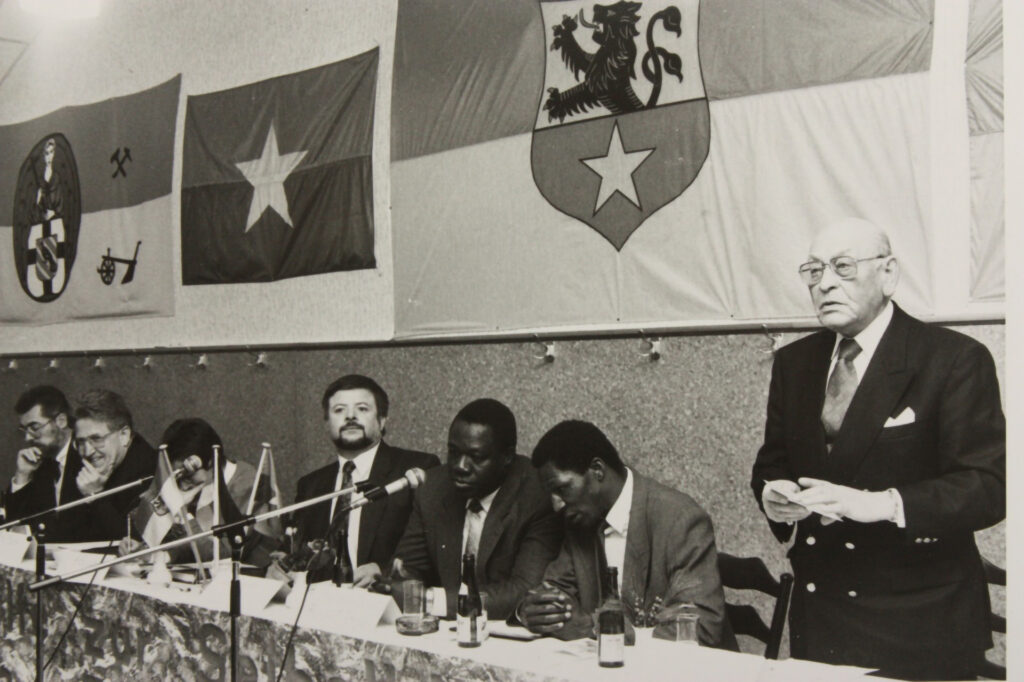 Eine der ersten Mitgliederversammlungen mit Besuchern aus der Botschaft von Burkina Faso. Ganz rechts Bürgermeister Gerlach, Zweiter von links Pfarrer Moers. Foto: Partnerschaftsverein/pp/Agentur ProfiPress