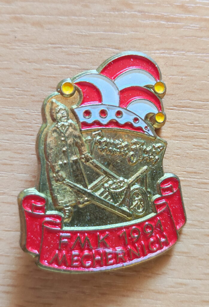 1991 zierte das Mechernicher Original mit Gemüseschubkarre sogar einen von Anton Könen entworfenen Karnevalsorden. Foto: Peter-Lorenz Könen/pp/Agentur ProfiPress