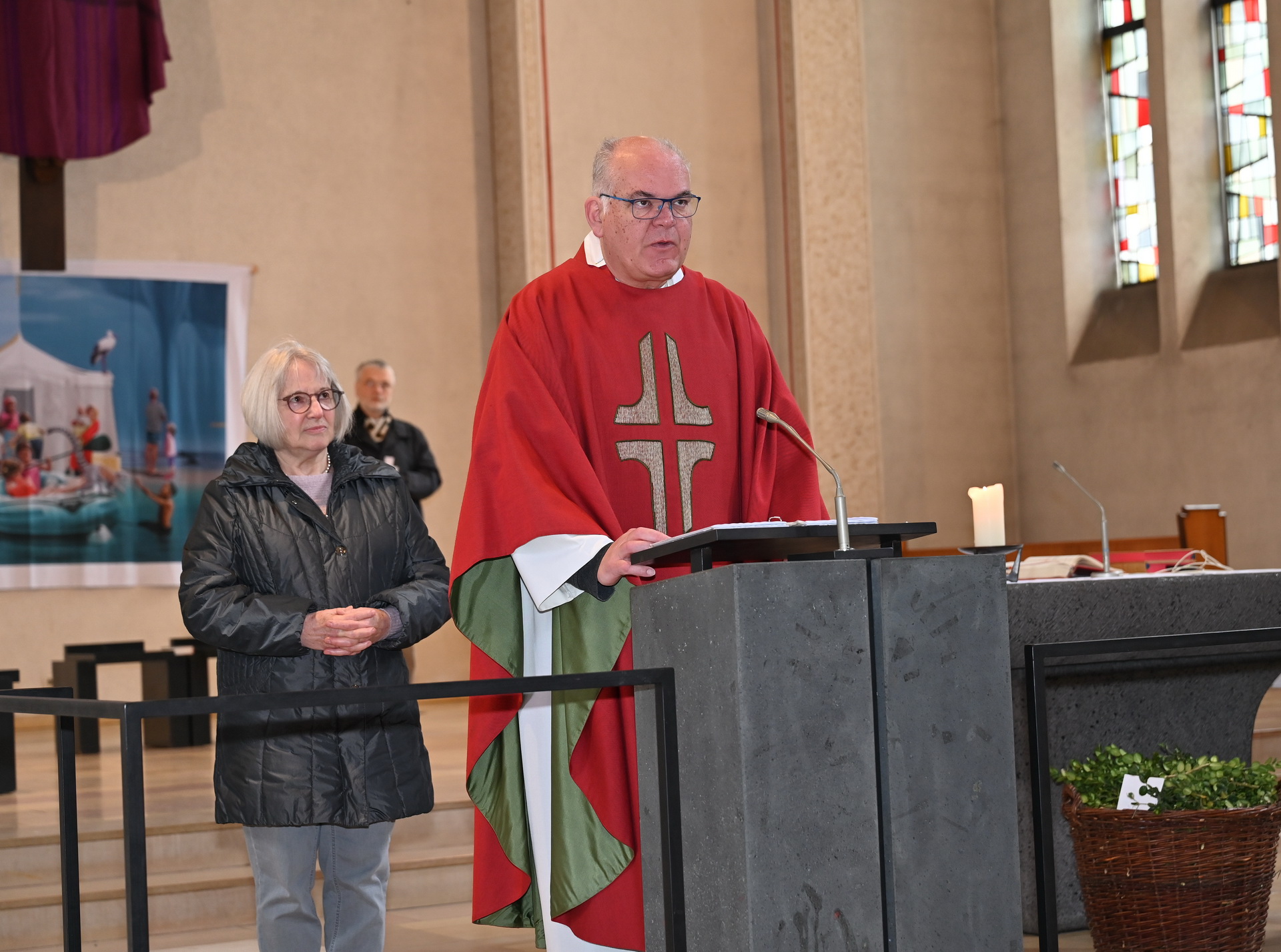 In seiner Predigt spannte Pühringer den Bogen von der biblischen Erzählung in die Gegenwart. Eigentlich, so könnte man meinen, hätten die Menschen aus der Geschichte gelernt – aus der Passion Jesu ebenso wie aus den Katastrophen des 20. Jahrhunderts. Doch ein genauer Blick zeige, dass es weiterhin gelinge, große Massen zu verführen und für politische Zwecke zu instrumentalisieren. Foto: Manfred Lang/pp/Agentur ProfiPress