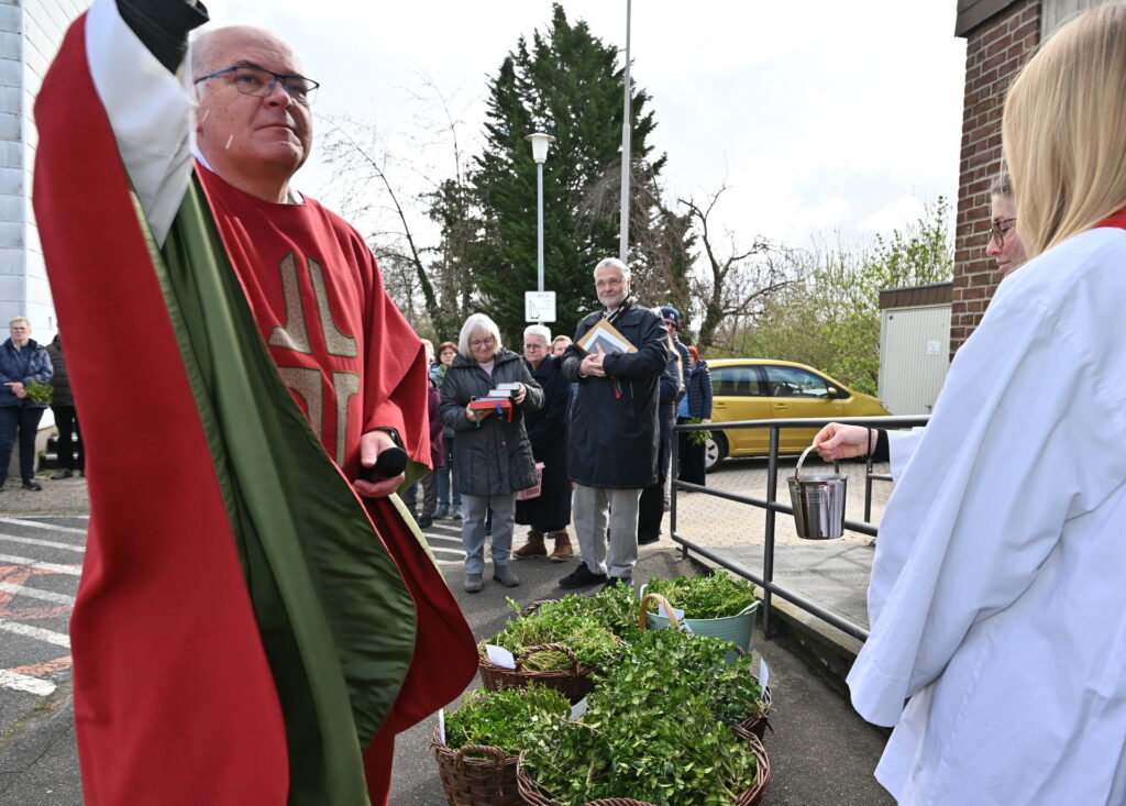 Erik Pühringer, der Leitende Pfarrer des Pastoralen Raumes St. Barbara Mechernich, segnete auch in diesem Jahr die Palmzweige, die zum Beginn der Heikligen Woche mitgebracht worden waren. Foto: Manfred Lang/pp/Agentur ProfiPress