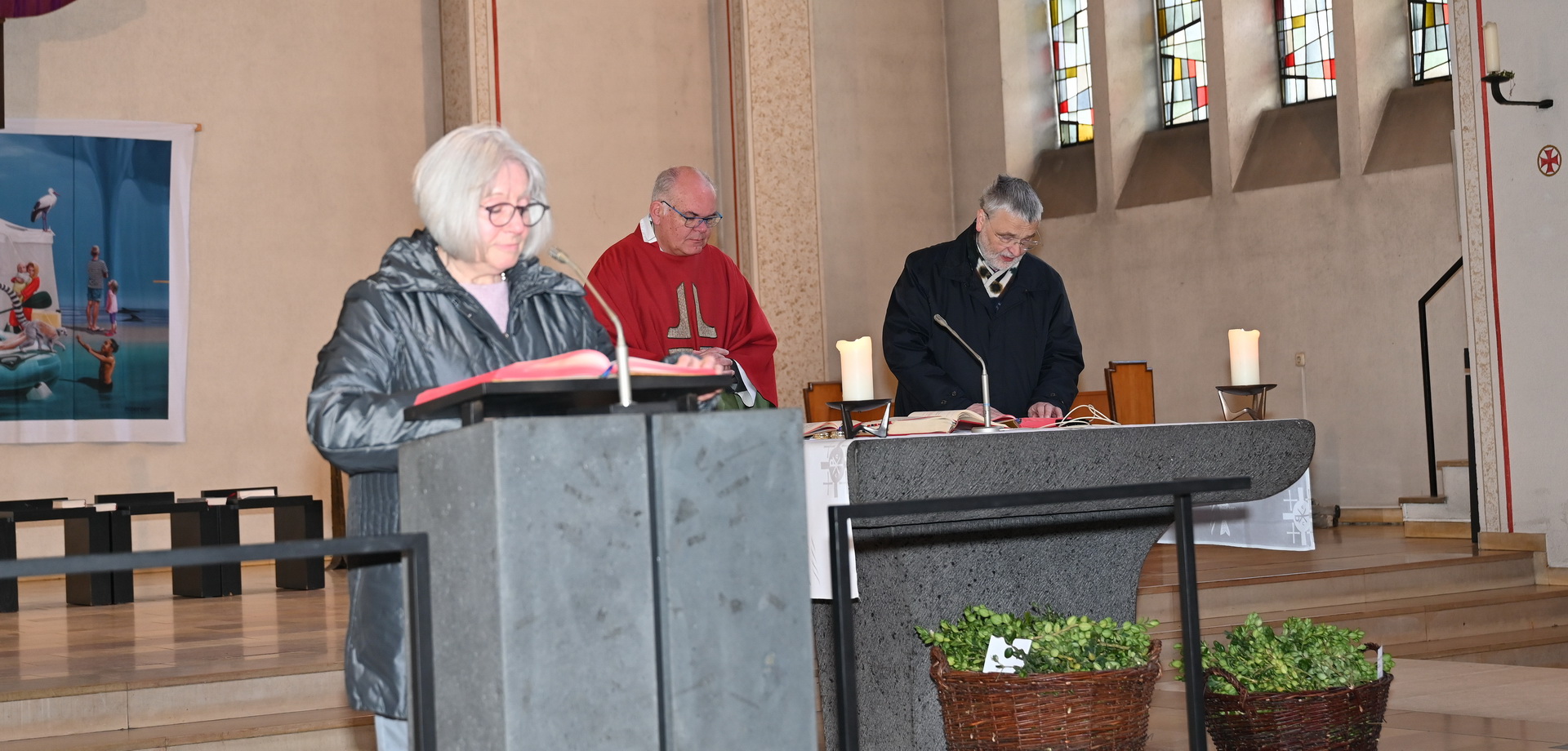 Im Mittelpunkt des Gottesdienstes stand die Passionsgeschichte vom Leiden und Sterben desjenigen, der da eben beim Einzug nach Jerusalem noch bejubelt wurde, vorgetragen von Pfarrer Erik Pühringer sowie den Lektoren Georg Schürmann und Ursula Koch. Foto: Manfred Lang/pp/Agentur ProfiPress