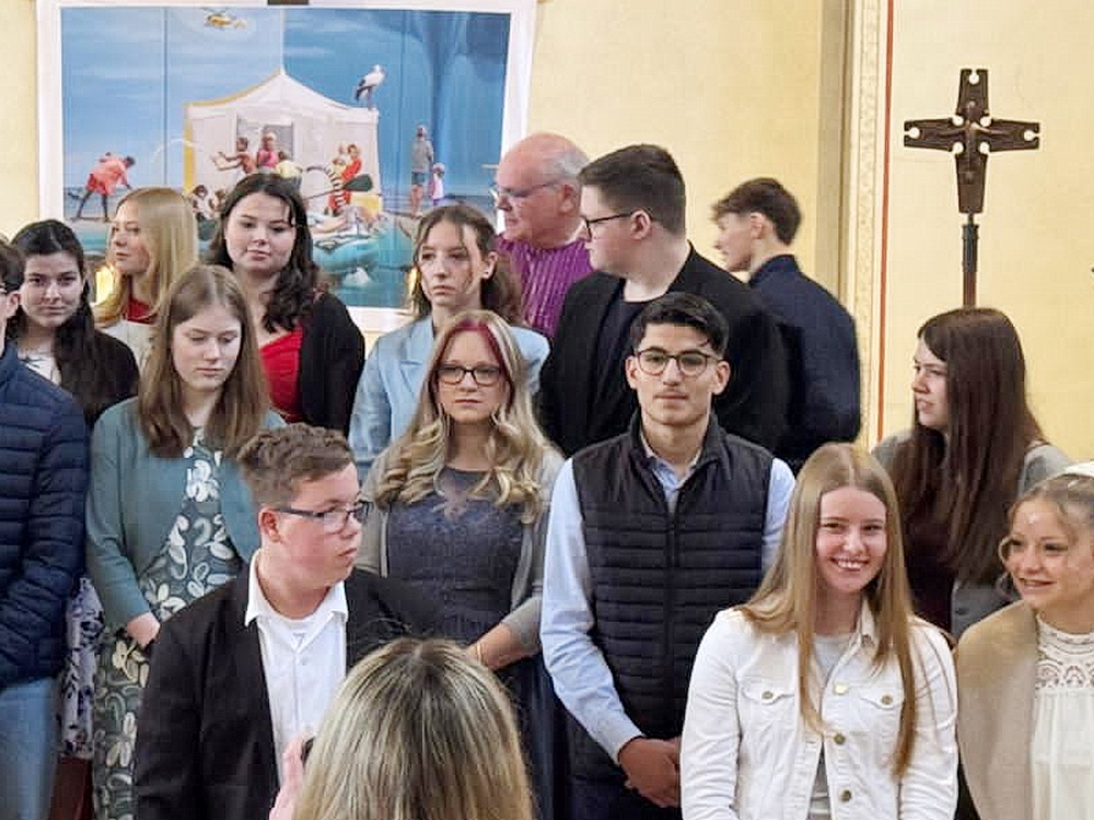 Der Leitende Pfarrer Erik Pühringer inmitten seiner Schützlinge. Er und ein Team von Helfern hatten die jungen Christen seit Oktober vorbereitet.