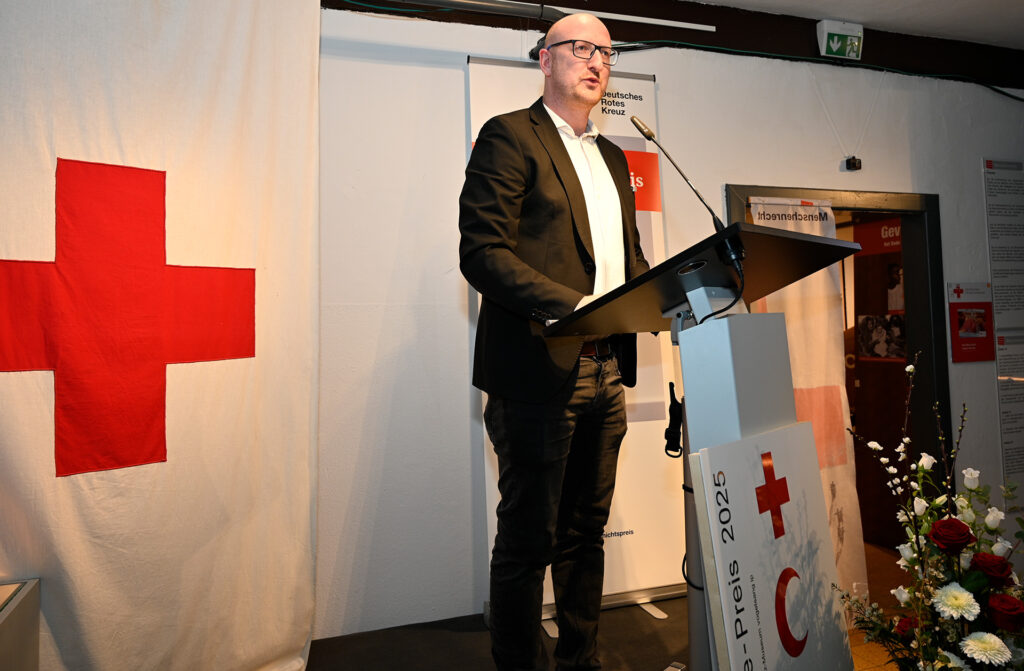 Bürgermeister Ingo Pfennings erzählte, wie junge Menschen aus aller Welt nach Vogelsang kommen und Demokratie, Begegnung und Menschlichkeit erleben. Foto: Henri Grüger/pp/Agentur ProfiPress