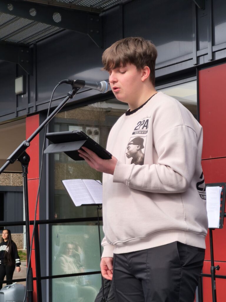 Oberstufenschüler Liam hatte sich philosophische Gedanken zum Thema Nationalsozialismus gemacht und diese in einen starken „Philo-Slam“ gepackt. Foto: Kerstin Rottland/pp/Agentur ProfiPress