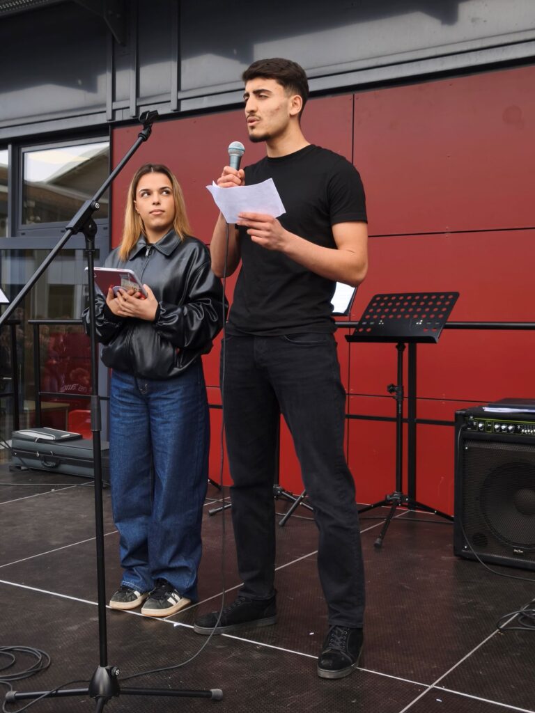 Das Schülersprecher-Team der Gesamtschule: Sophie und Staleen baten ihre Mitschülerinnen und Mitschüler um Zusammenhalt. Foto: Kerstin Rottland/pp/Agentur ProfiPress