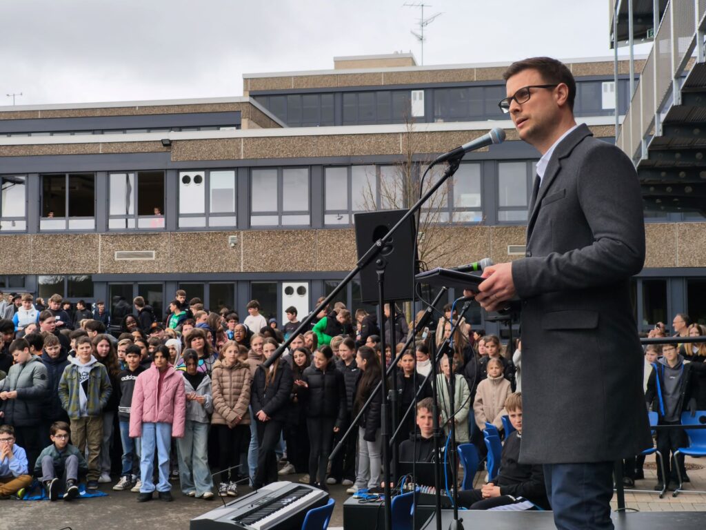 Bürgermeister Michael Fingel bedankte sich für die Einladung und appellierte an die Schulgemeinschaft, sich mutig gegen Rassismus einzusetzen. Foto: Kerstin Rottland/pp/Agentur ProfiPress