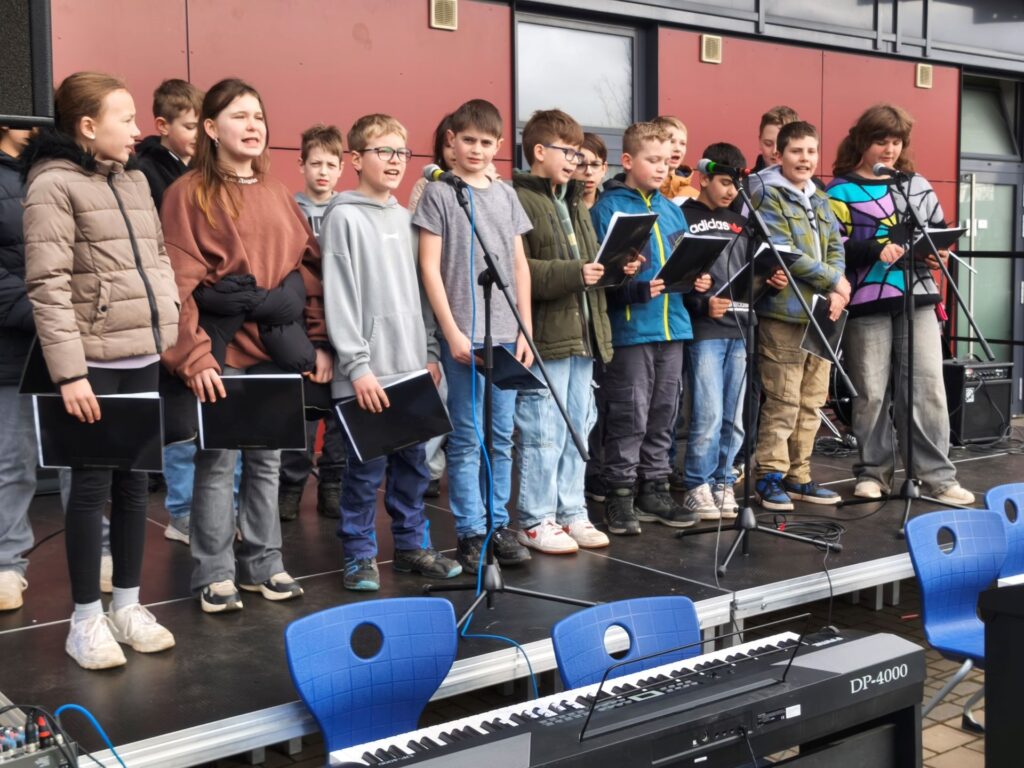 „Von Satzvey bis nach Weyer …“ Die Sängerinnen und Sänger der Klassen fünf und sechs hatten einen Songtext über Mechernich geschrieben, den sie auf der Bühne rappten. Foto: Kerstin Rottland/pp/Agentur ProfiPress