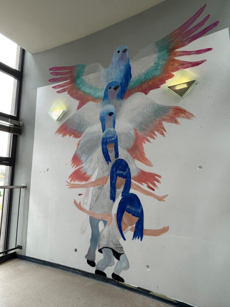 Fliegendes Mädchen: Dass Frauen im religiösen Kontext oft klein gehalten oder unterdrückt werden, thematisiert dieses während der Projekttage entstandene Wandgemälde. Foto: Benedikt Heider/pp/Agentur ProfiPress 