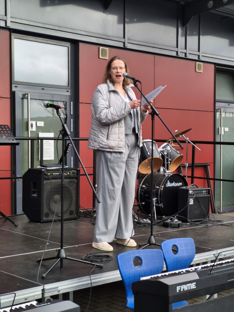 „Seid mutig!“ Die stellvertretende Schulleiterin Sandra Köhn bat die versammelte Schülerschaft ausdrücklich um Zivilcourage. Foto: Kerstin Rottland/pp/Agentur ProfiPress