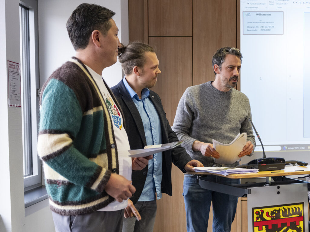 Im Rat machten Thorsten Schirk (v.r.), Dennis Bubenzer und Jenaly Soronbaev ihren Standpunkt zu den geplanten Baugrundstücken „Im Driesch“ in Katzvey deutlich. Die Anwohner lehnen eine Bebauung dort ab. Foto: Ronald Larmann/pp/Agentur ProfiPress