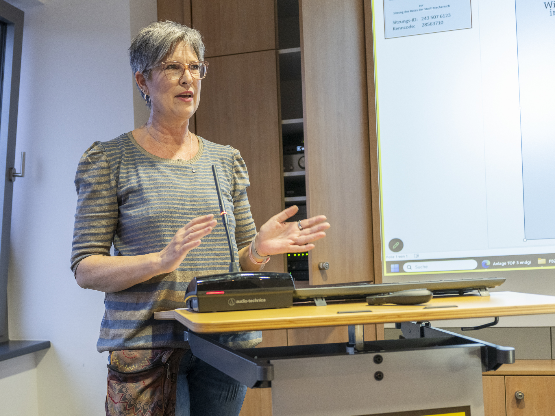 „Wir stimmen zu. Nicht aus grenzenloser Euphorie oder Spiellust, sondern aus Verantwortung und für die gemeinsame Chance zu zeigen, dass Mechernich mehr kann als Beton“, so GRÜNEN-Fraktionschefin Nathalie Konias. Foto: Larmann/pp/Agentur ProfiPress