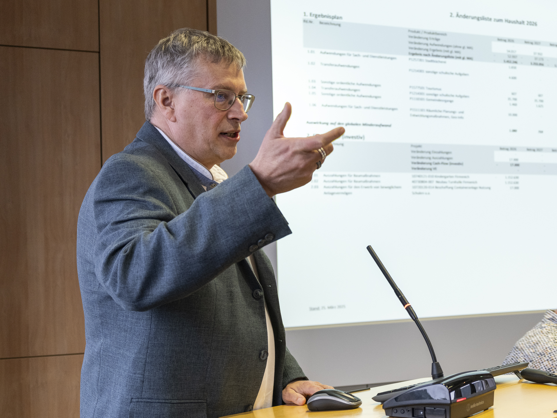 Kämmerer Stefan Mannz stellte zu Beginn der Haushaltsdebatte kurz die wesentlichen Anpassungen vor und machte deutlich, dass nun die politische Bewertung im Mittelpunkt stehe. Foto: Ronald Larmann/pp/Agentur ProfiPress