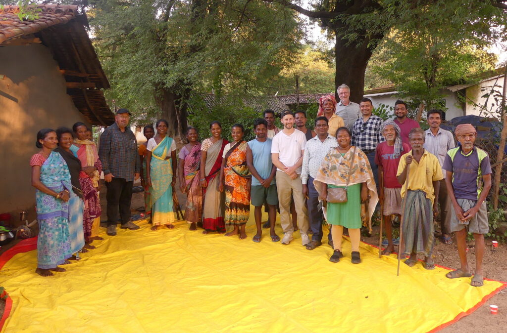 Die von Mechernich aus geförderten Maßnahmen helfen Zehntausenden Menschen in verschiedenen Regionen Indiens, vor allem durch Trinkwasserbrunnen, Bewässerungssysteme, Maßnahmen zur Wasserspeicherung sowie nachhaltige Landwirtschaft. Regelmäßige Besuche der Verantwortlichen auf eigene Kosten, hier ist Dr. Franz Richter links im Bild, liefern ein verlässliches Bild von der Umsetzung. Foto: Privat/pp/Agentur ProfiPress