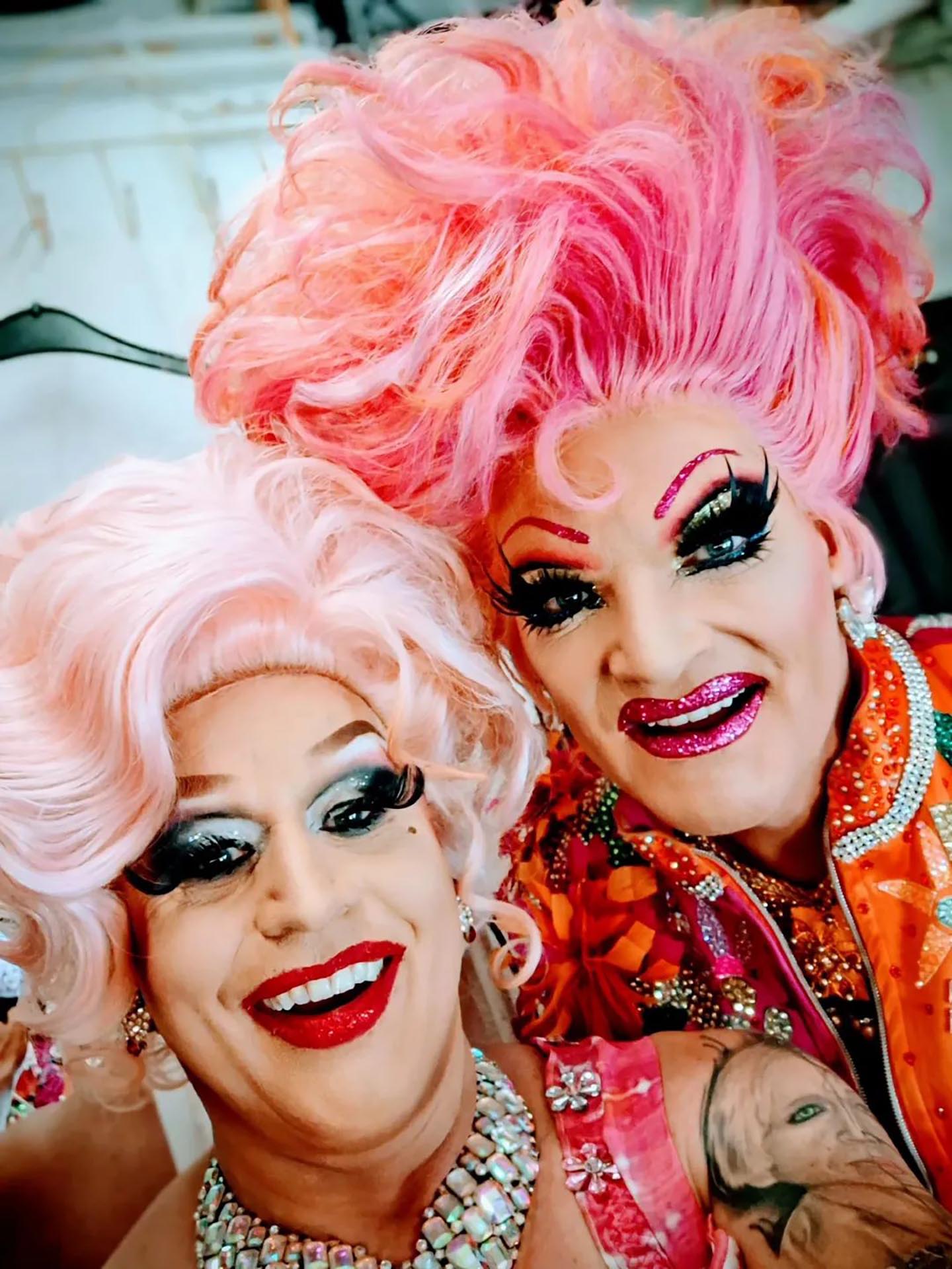 Selfie mit Travestie-Star Olivia Jones: „Regina Red“, alias René Berlin, gehört nun zum Ensemble der Dragqueen von St. Pauli. Foto: René Berlin /pp/Agentur ProfiPress