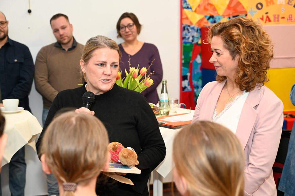 „Wir sind sprachlos“, berichtete Meike Rüsing (l.) vom Förderkreis, die mit Bibiana Schick (r.) aus Bonn nach Kommern gekommen war, um die Spende dankbar entgegenzunehmen. Foto: Henri Grüger/pp/Agentur ProfiPress