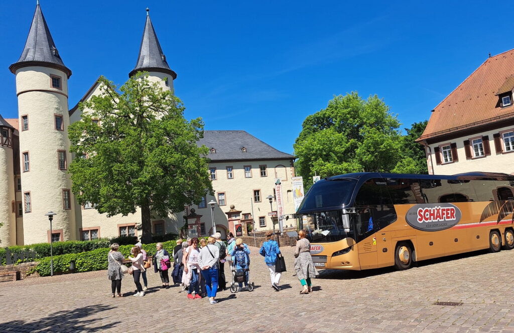 Fränkische Gelassenheit: Ein moderner Reisebus von „Schäfer-Reisen“ vor dem Schloss in Lohr am Main. Auch dieses Frühjahr bietet das Mechernicher Traditionsunternehmen „Schäfer-Reisen“ wieder ein attraktives Aprilreiseprogramm an. Foto: Mujo Avdullahi/Schäfer-Reisen/pp/Agentur ProfiPress