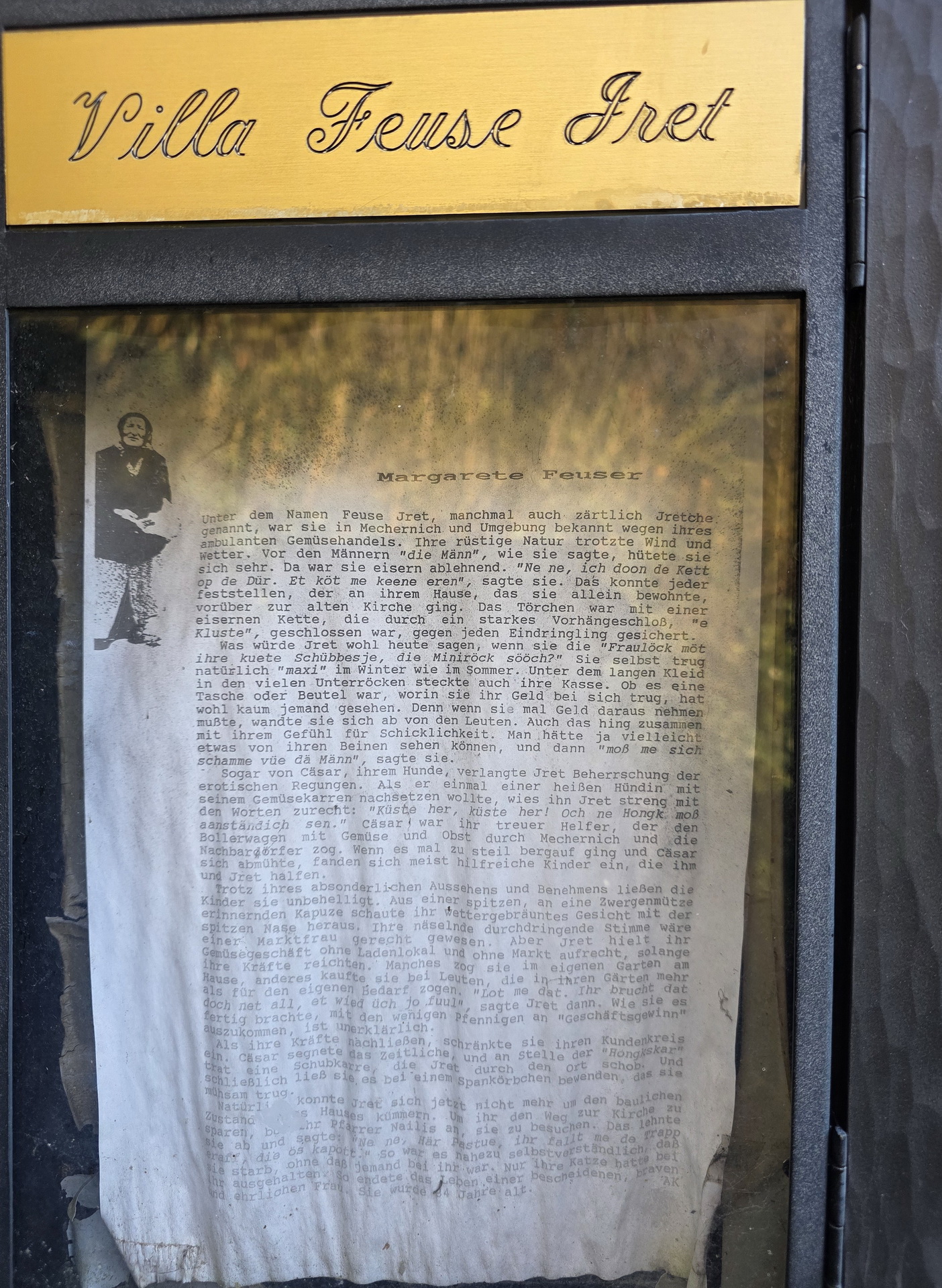 Dieser Aushang am idyllischen Treppenaufgang zwischen „Ley“ und Alter Kirche erinnert an ein Mechernicher „Original“, das dieses Häuschen einst bewohnte. Foto: Manfred Lang/pp/Agentur ProfiPress