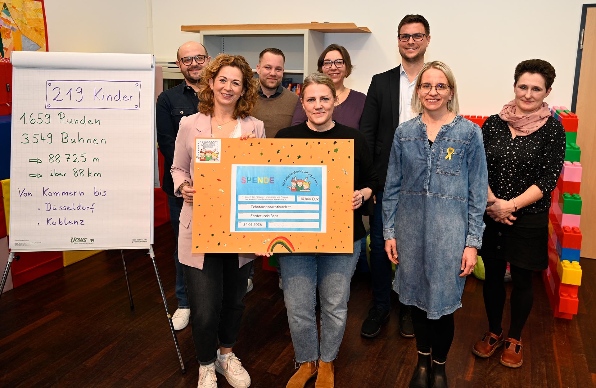 Das stolze Grundschul-Team mit ihren „Ehrengästen“: (v. l.) Sebastian Lipp vom Förderverein der Grundschule, Bibiana Schick vom Förderkreis Bonn, Dirk Küsters vom Kommerner Förderverein, Meike Rüsing vom Förderkreis, Andrea Nickel vom Förderverein, der Mechernicher Bürgermeister Michael Fingel, Schulleiterin Tanja Feuser und Kati Jakob, Fachbereichsleiterin für Bildung, Soziales und Tourismus. Foto: Henri Grüger/pp/Agentur ProfiPress
