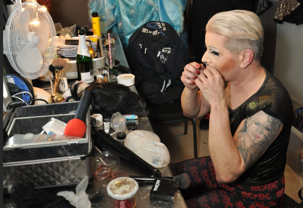 Viel Schminke ist gefragt. Es dauert hinter den Kulissen gut eine Stunde, ehe sich René Berlin in Regina Red verwandelt hat. Foto: Reiner Züll/pp/Agentur ProfiPress