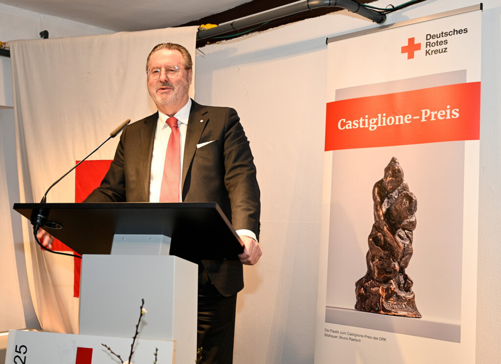 Dr. Alexander Schröder-Frerkes, Landesvorsitzender des Roten Kreuzes, eröffnete den Abend und sprach seinen Stolz darüber aus, dass der Castiglione-Preis diesmal auch nach NRW geht. Foto: Henri Grüger/pp/Agentur ProfiPress