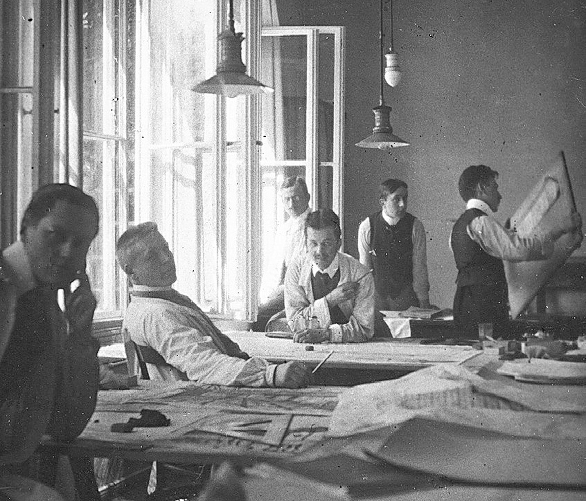 Assistenten des Autodidakten Peter Behrens, der diese bekannten Vertreter im „Bauhaus“ auf ihren Weg brachte: Ludwig Mies van der Rohe, Adolf Meyer, Hertwig, Bernhard Weyrather (dahinter), Krämer und Walter Gropius (mit Plan) 1908. Repro: Wikipedia/pp/Agentur ProfiPress