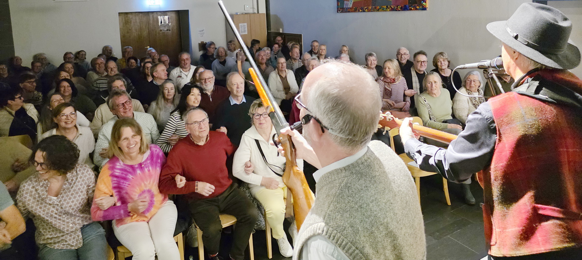 Mit Liedern wie „Himbeermarmelad“, „Su jett von ejal“, „Ahle Kaschem“, „Mir john noch lang net heem“ und dem legendären „Nempt mich möt op die Rees“, das sogar Eingang in das Kölner „Bläck Fööss-Musical“ gefunden hat, brachte der Nettersheimer Troubadour Günter Hochgürtel die Zuschauer zum Schunkeln, Klatschen und Mitsingen. Wer sich partout nicht am Schunkelrein beteiligen wollte, wurde von Ralf Kramp mit vorgehaltener Schrotflinte freundlich aufgefordert. Foto: Manfred Lang/pp/Agentur ProfiPress