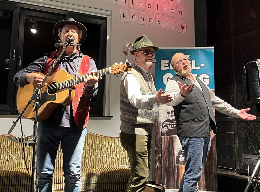Günter Hochgürtel, Ralf Kramp und Manni Lang (v.l.), die drei meist besuchten Verbrecher des Eifellandes, lieferten einmal mehr ein Feuerwerk aus Songs, schwarzhumorigen Krimis und Mundart-Bonmots. Foto: Thomas Hochgürtel/pp/Agentur ProfiPress