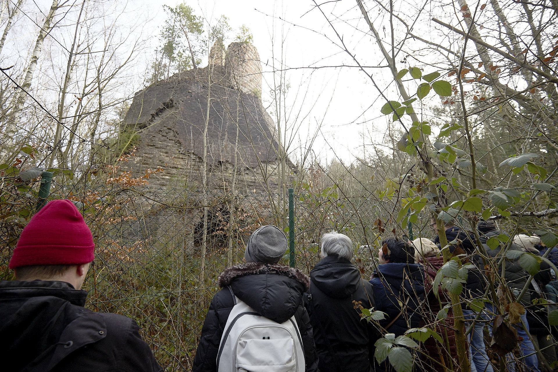 Jedes Jahr am Jahrestag der letzten Schicht auf Spandau gibt es geführte „Silvesterwanderungen“ vom Mechernicher Bergbaumuseum unter anderem zum Sockel des in den 50er Jahren von Grenzschutz-Pionieren gesprengten „Langen Emil“. Archivfoto: pp/Agentur ProfiPress