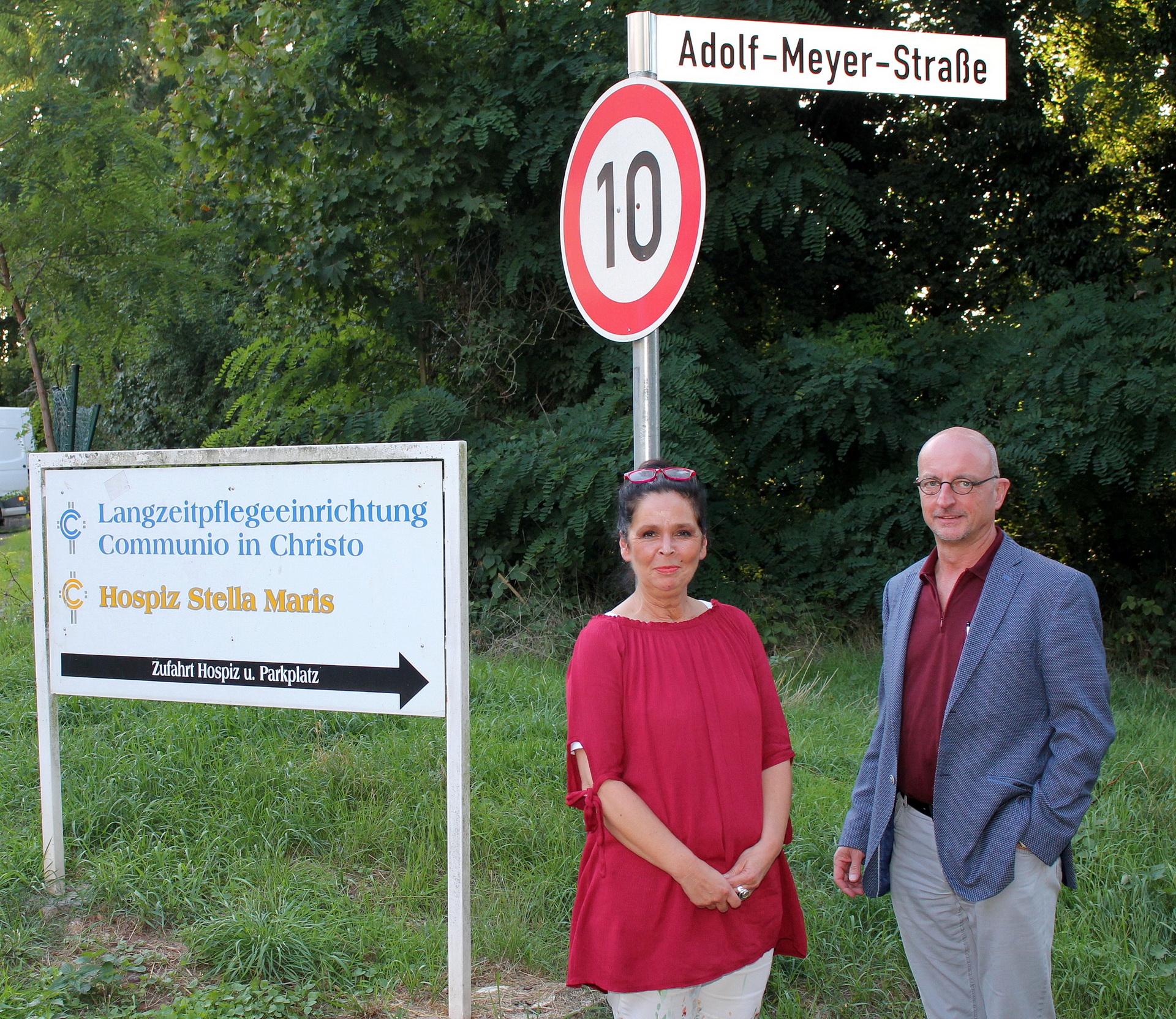 Sonja Plönnes und Norbert Arnold von der Leitung des Sozialwerks der Communio in Christo in Mechernich, zu denen die Adolf-Meyer-Straße führt – ebenso zur Kapelle des berühmten Kölner Architekten Kaspar Kraemer, die „Bauhaus“-Stilelemente in sich trägt. Foto: Kirsten Röder/pp/Agentur ProfiPress