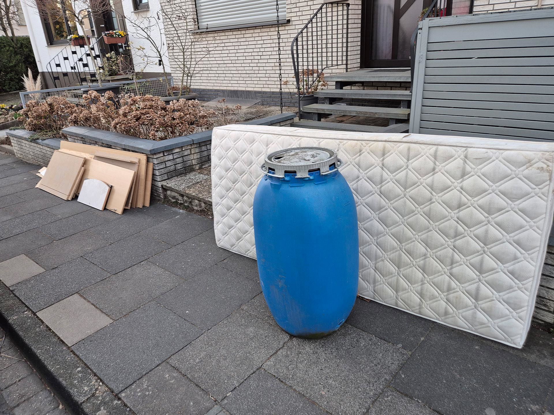 Klug ist es, den Sperrmüll, wie hier, bereits vorab zu sortieren und Objekte aus Holz getrennt vom Rest zu platzieren. Foto: Kreis Euskirchen/Lothar Mehren/pp/Agentur ProfiPress