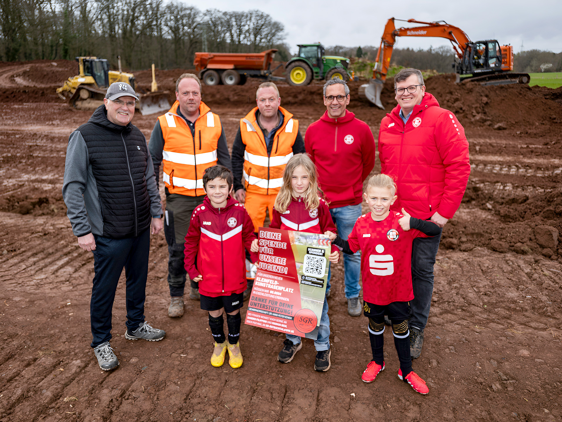 Freuen sich auf den neuen Kunstrasen in Glehn: Christof Marx von der Stadt Mechernich (v.l.), Tobias und Simon Esch vom Bauunternehmen Schneider, der zweite Vorsitzende Sandro Filipponi und der Geschäftsführer Markus Beul mit den Nachwuchskickern Michael (vorne v.l.), Paul und Leon aus der F-Jugend. Foto: Ronald Larmann/pp/Agentur ProfiPress