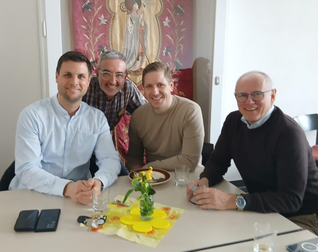 Unter den Gästen waren auch der Mechernicher Bürgermeister Michael Fingel (l.), Landrat Markus Ramers (2. v. r.) und sein Stellvertreter Ralf Claßen (r.). Mitorganisator Gerd Schlösser (2. v. l.) freute diese Wertschätzung besonders. Foto: Privat/pp/Agentur ProfiPress