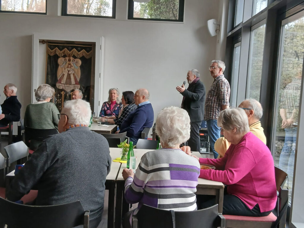 Unter anderem erzählte Harry Dix von seinen Erfahrungen beim Weltjugendtag 2005 in Deutschland, als er Pilger in Kommern betreute. Foto: Ralf Claßen/pp/Agentur ProfiPress